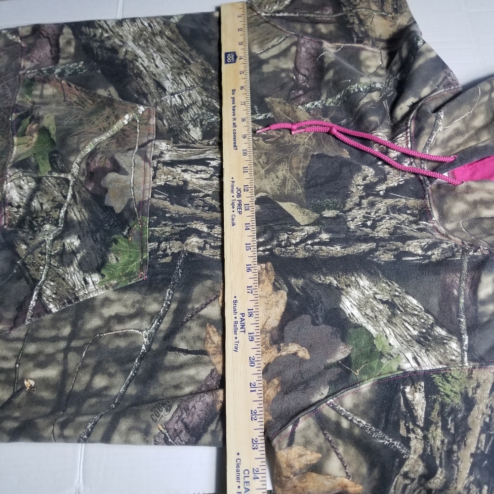 LIKE NEW MOSSY OAK WOMEN'S CAMOUFLAGE AND PINK HOODIE SIZE LARGE - Picture 5 of 12